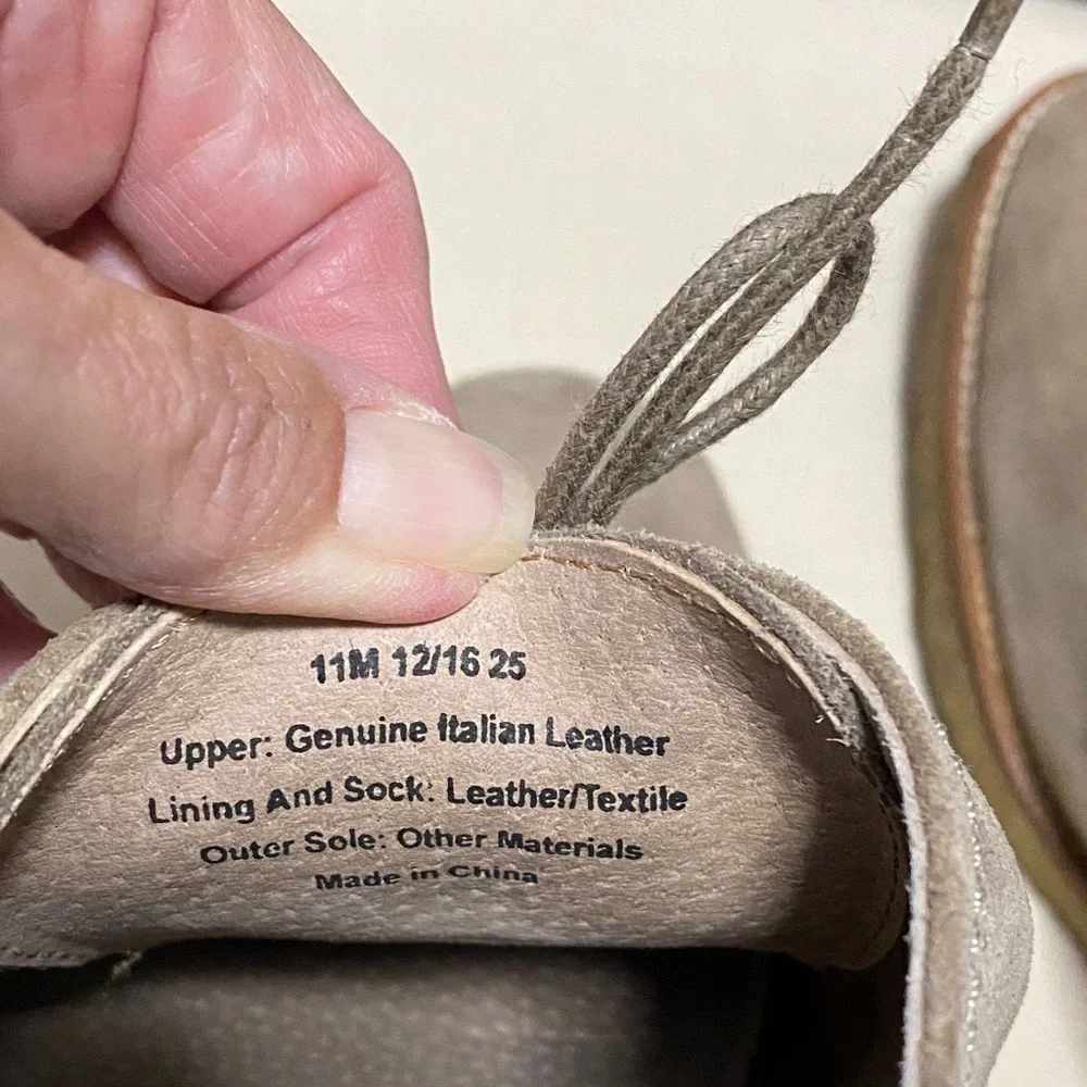 Banana Republic Tan Lace Up Suede Ortholite Derby Shoes in Men’s Size 11.
